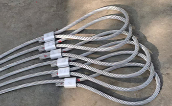 Vorsichtsmaßnahmen zum Heben von Schlingen und Geräten.